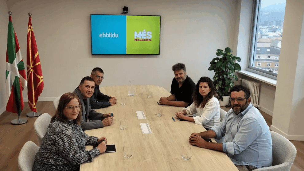 El líder de EH Bildu, Arnaldo Otegi (c-i), en una reunión con una delegación de Més per Mallorca a finales de agosto en San Sebastián