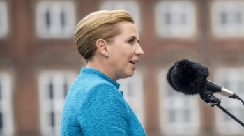 La primera ministra danesa critica a su 'camarada' Sánchez por "aplaudir a los gamberros"