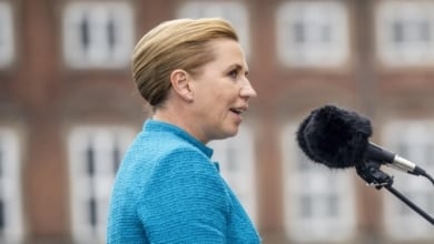 La primera ministra danesa critica a su 'camarada' Sánchez por "aplaudir a los gamberros"