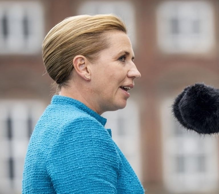 La primera ministra danesa critica a su 'camarada' Sánchez por "aplaudir a los gamberros"