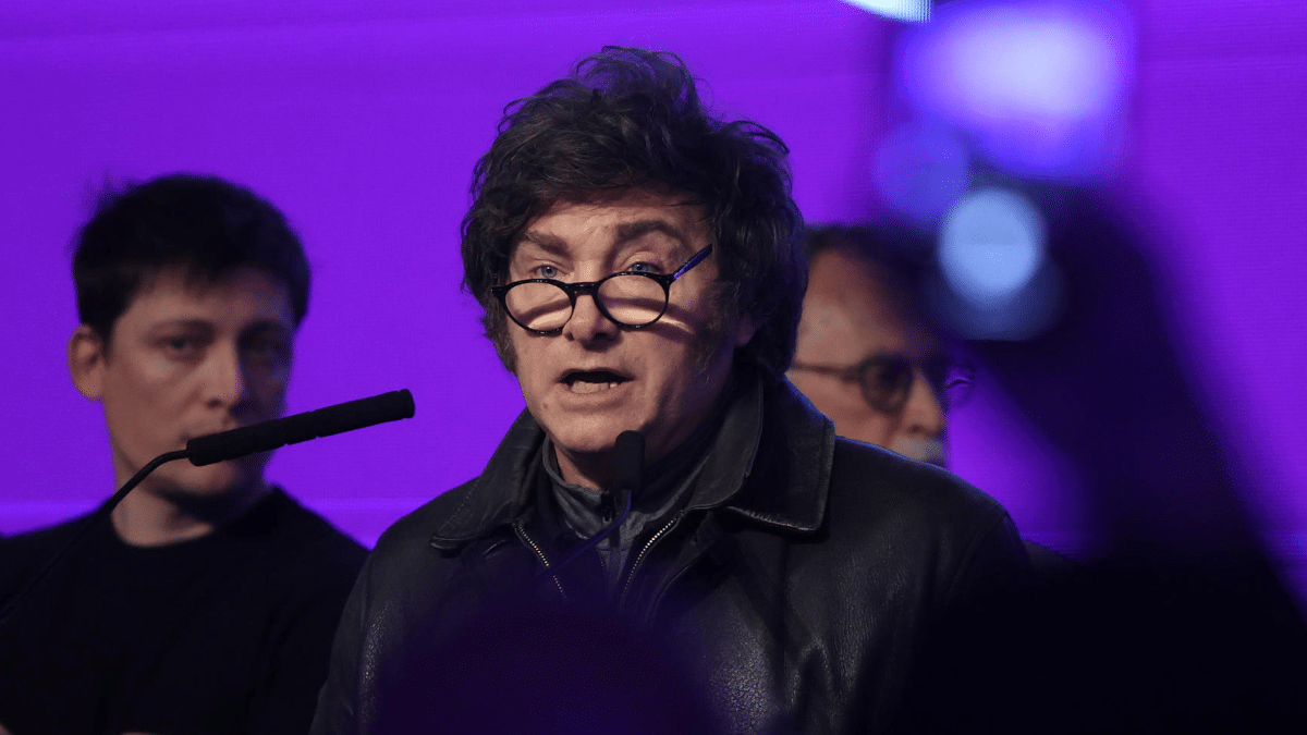 El presidente argentino, Javier Milei, comparece la noche del domingo tras conocerse los resultados electorales en Buenos Aires.
