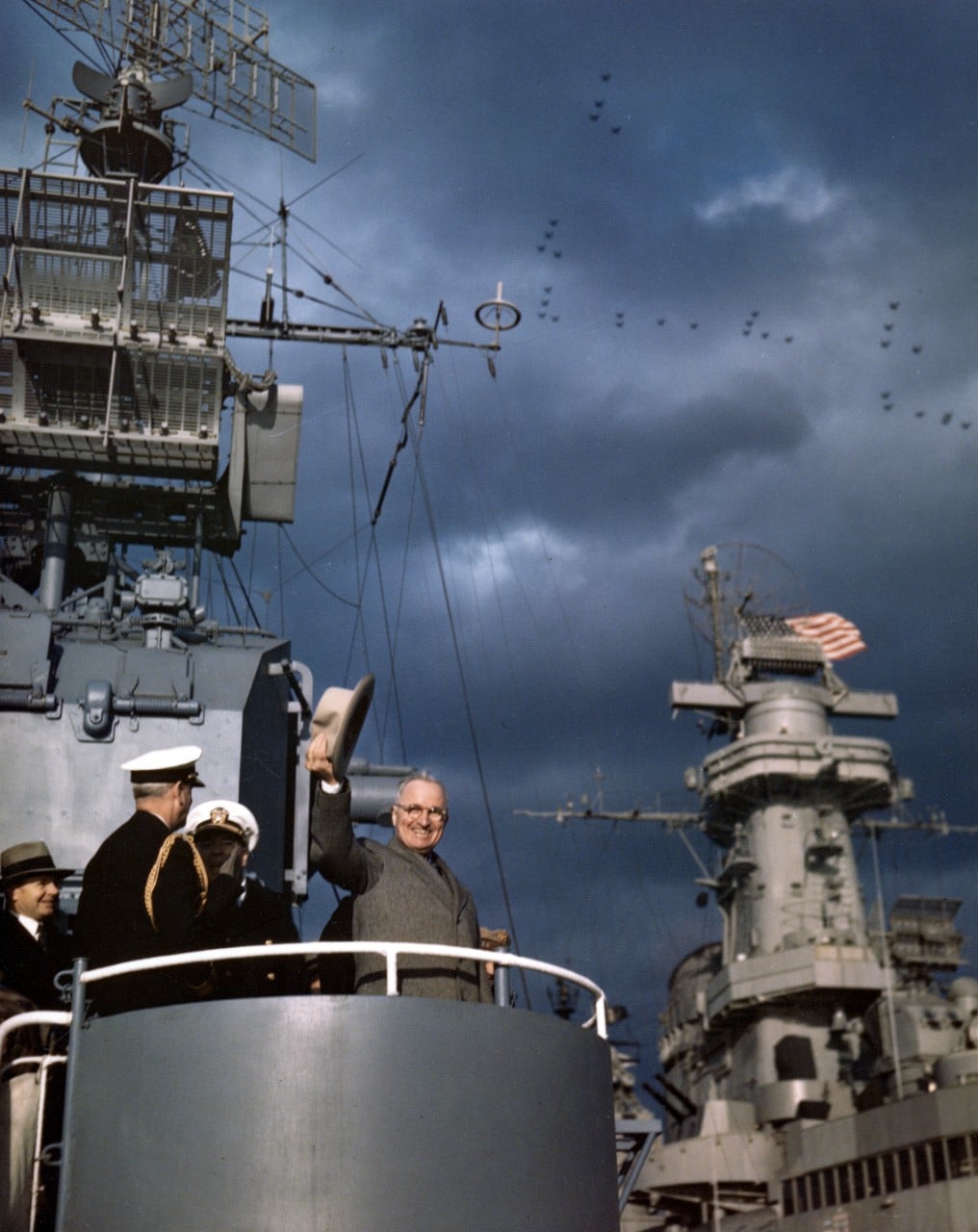El presidente Truman pasa revista a la flota en Nueva York en octubre de 1945 a bordo del USS Renshaw. Detrás, a la derecha, el Missouri.