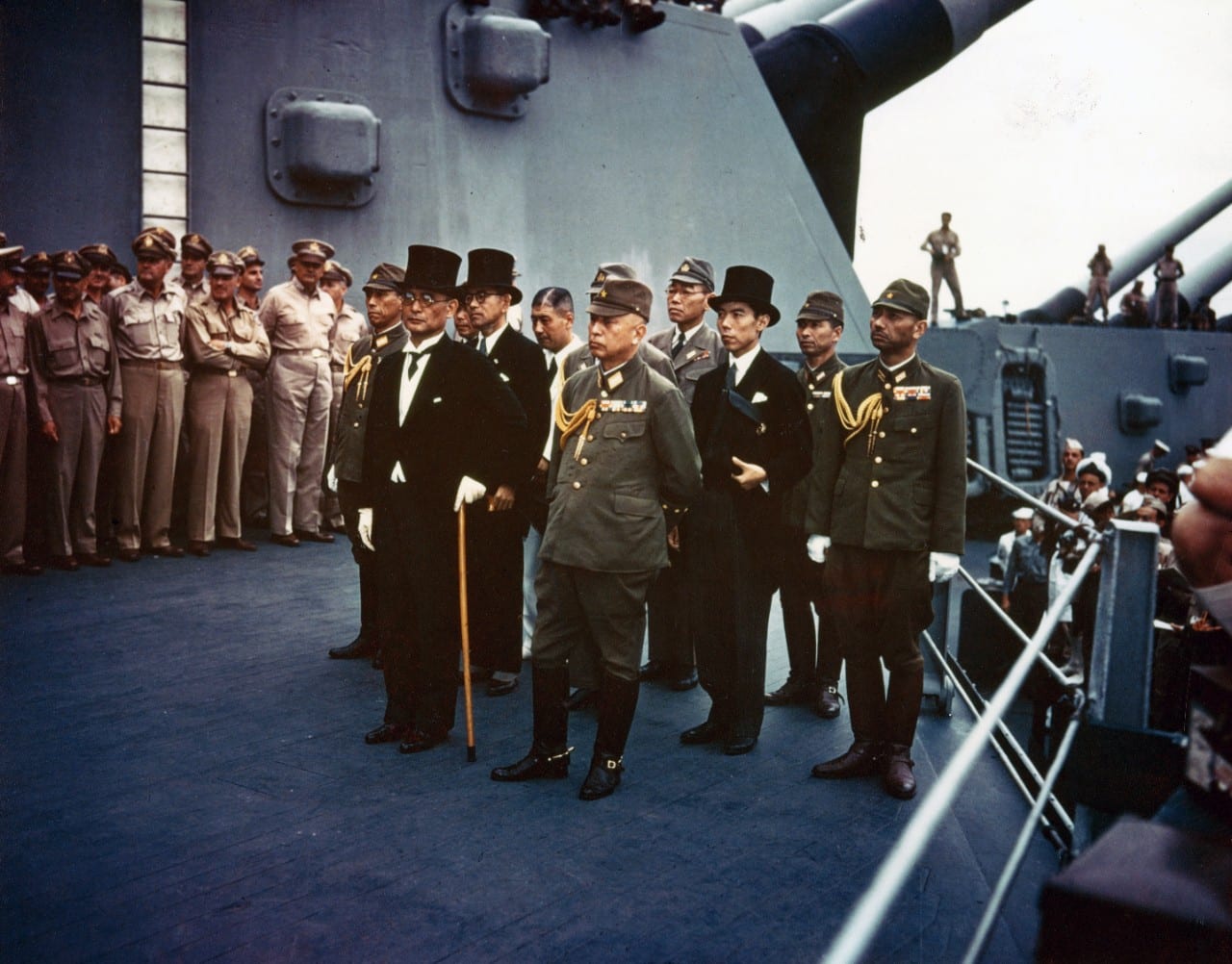 La delegación japonesa durante la ceremonia de rendición a bordo del Missouri.