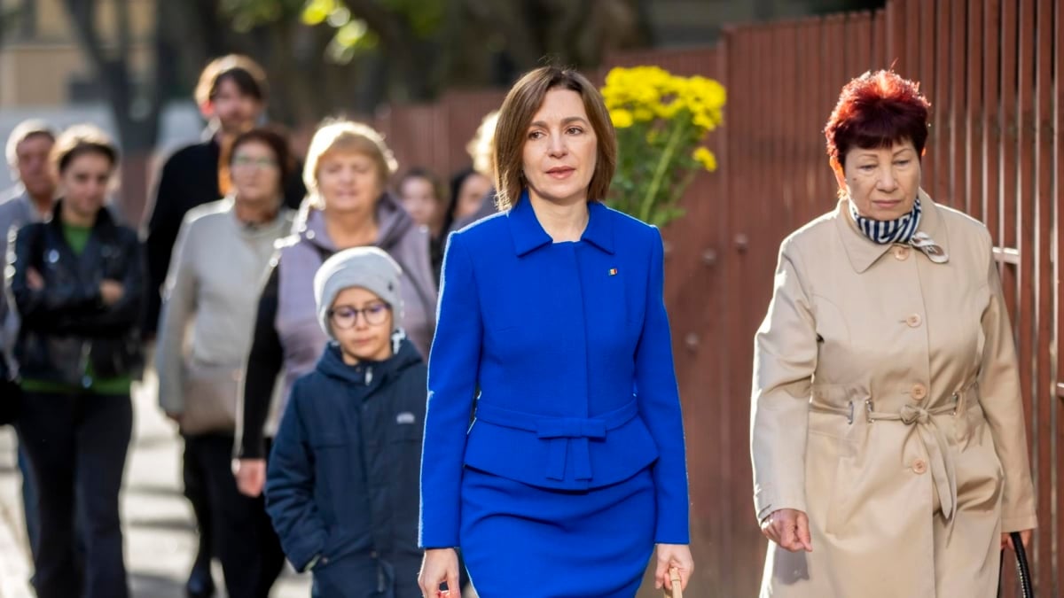 La presidenta de Moldavia, Maia Sandu, de azul europeo, en la jornada de votación