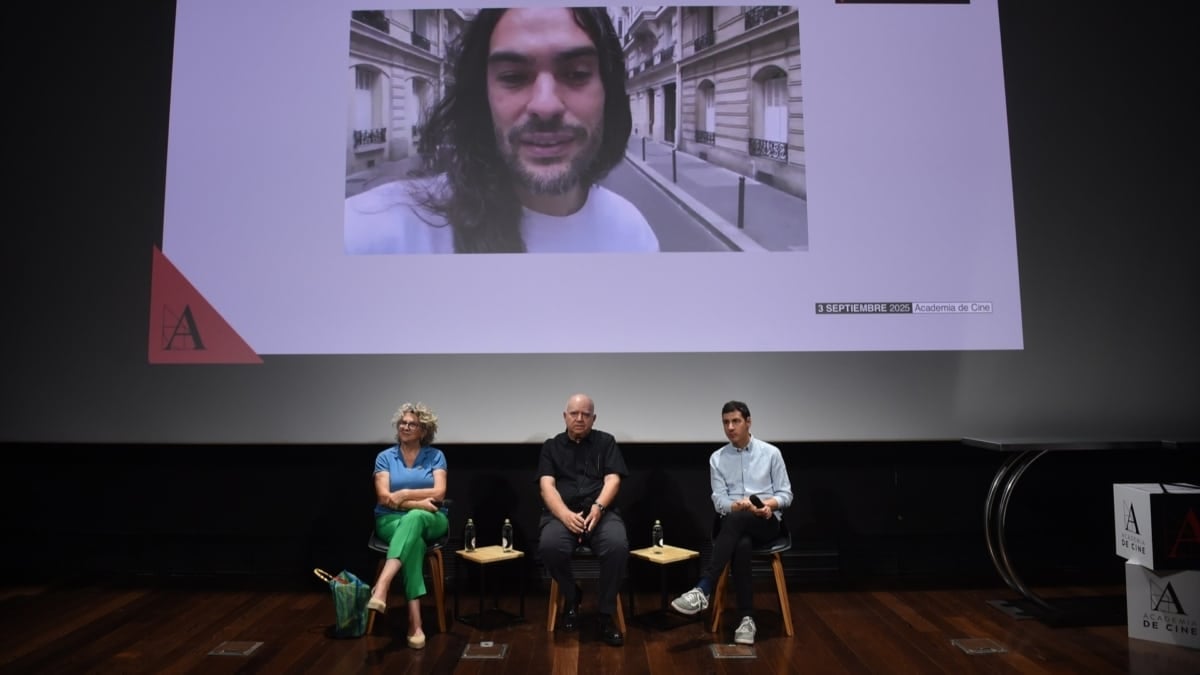 El director de 'Sîrat' Oliver Laxe interviene por vídeo desde las calles de París en el acto de la Academia de Cine en el que se han anunciado las películas españolas preseleccionadas para los Óscar.