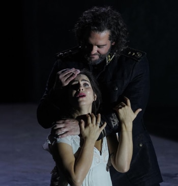 ‘Otello’, en el Teatro Real: feminicidio en blanco sobre negro