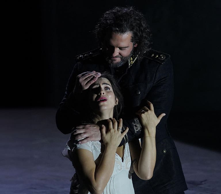 ‘Otello’, en el Teatro Real: feminicidio en blanco sobre negro