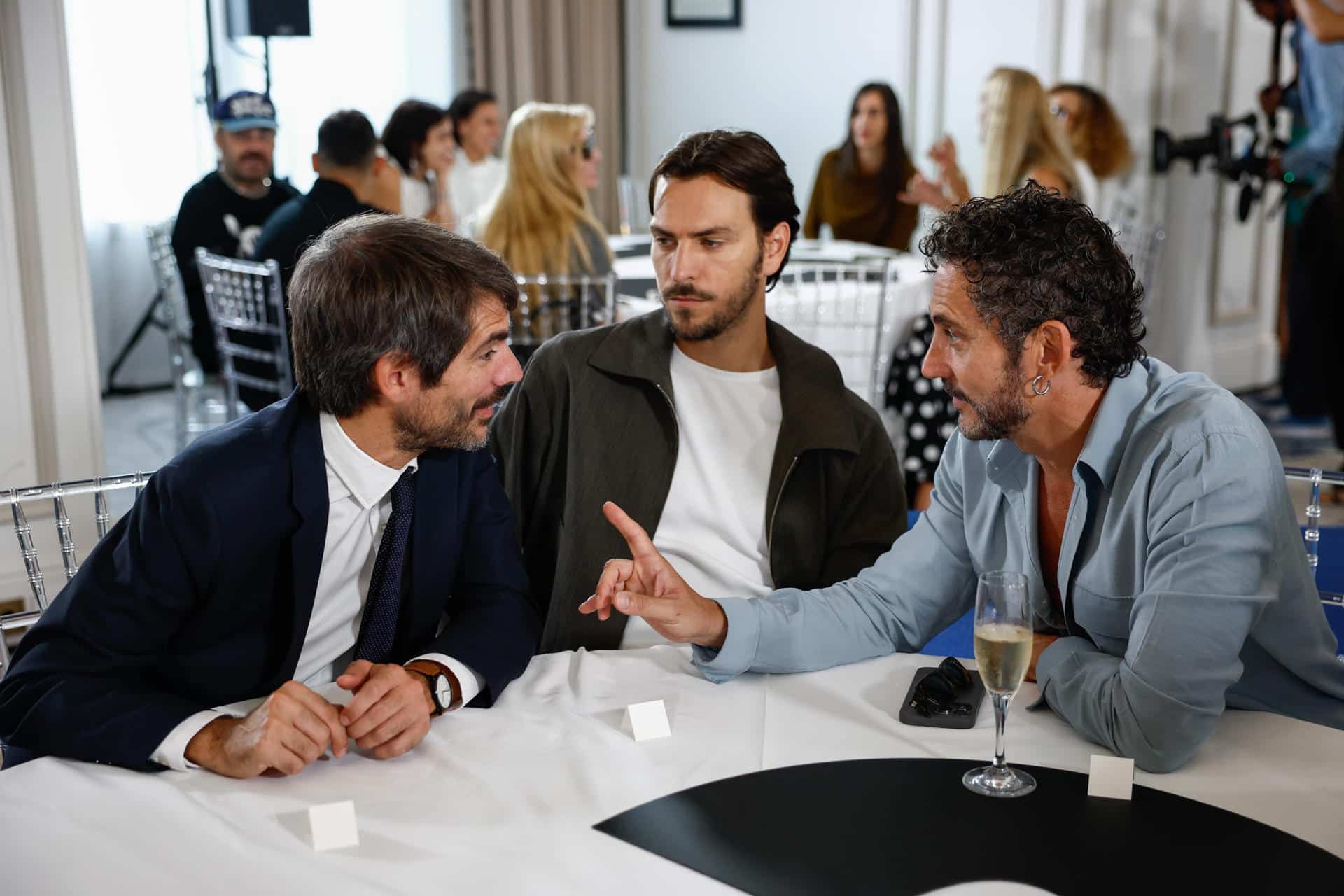 El ministro de Cultura, Ernenst Urtasun (i), conversa con el actor y director Paco León (d) durante el desfile de Palomo.