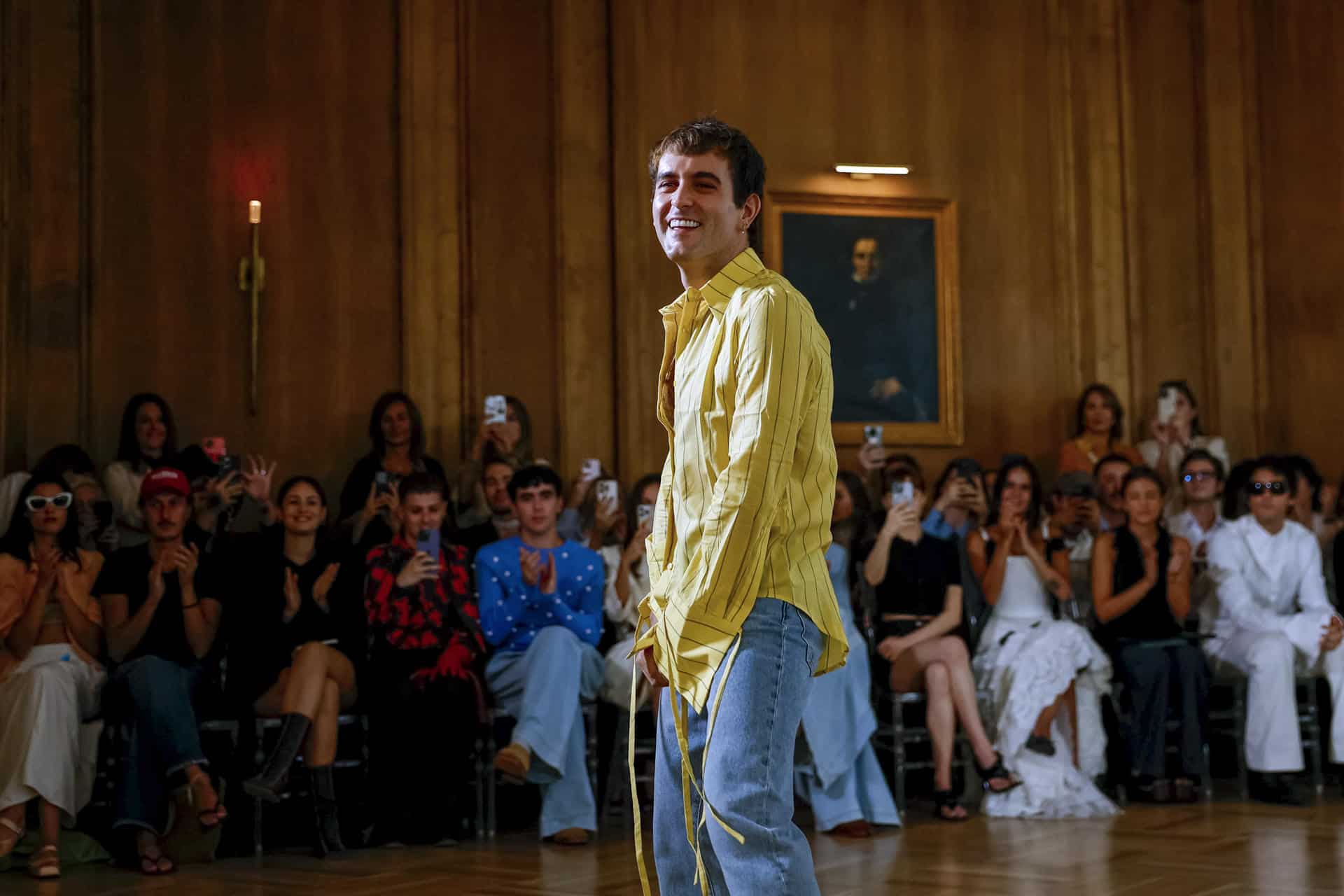 Alejandro Gómez Palomo, creador de Palomo, saluda tras el desfile.