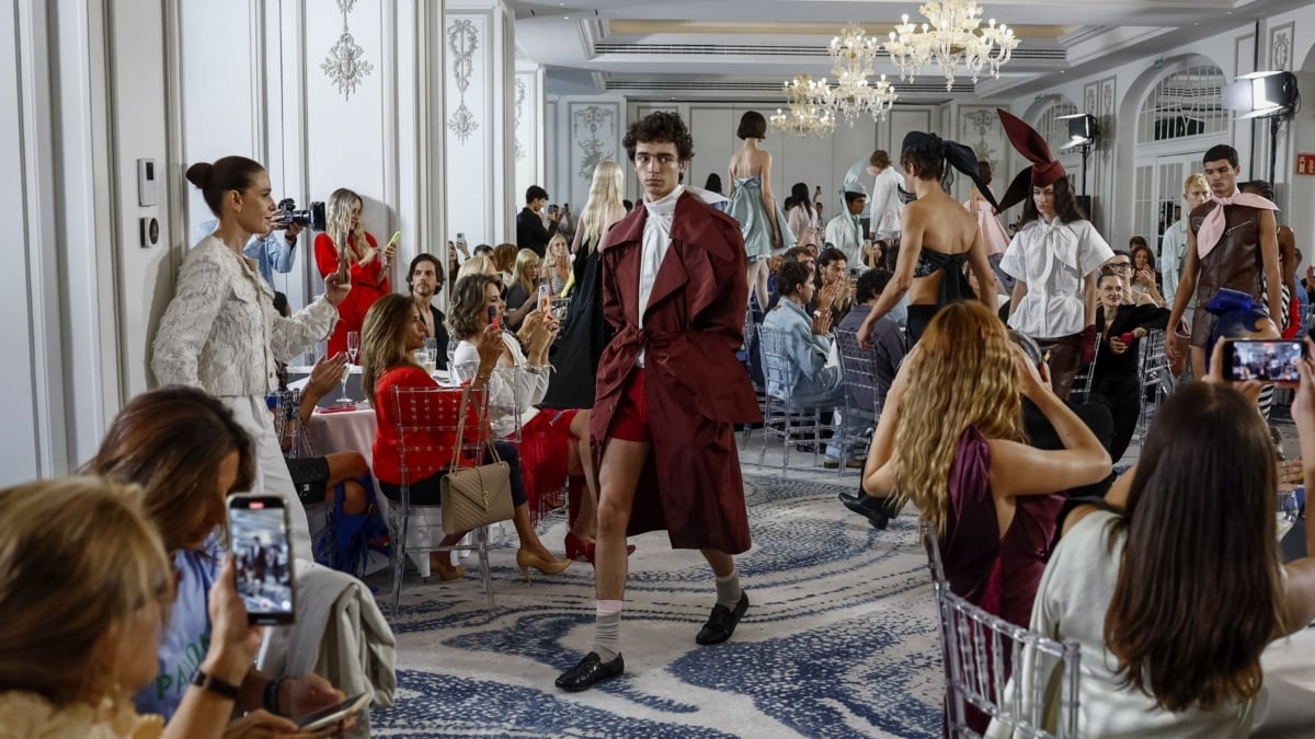 Momento del desfile de Palomo este miércoles en el Hotel Palace de Madrid.