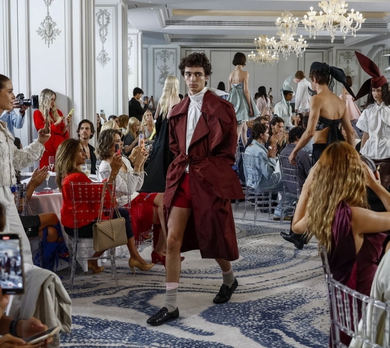 Urtasun y Carmen Lomana aplauden el desfile de madurez de Palomo