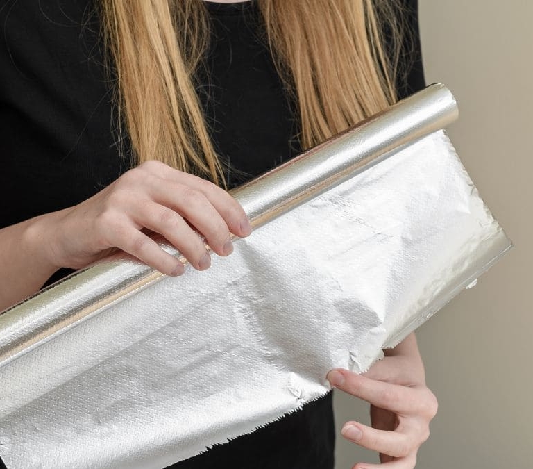 ¿Por qué deberías poner papel de aluminio en las macetas para cuidar a las plantas?