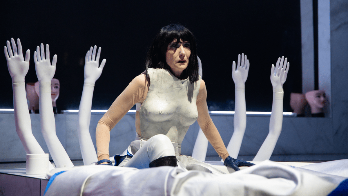 Después de su paso por la Nave 10 de Matadero en primavera, 'Las lágrimas de Petra von Kant', con Ana Torrent al frente del reparto, recala en el Teatro Bellas Artes de Madrid.