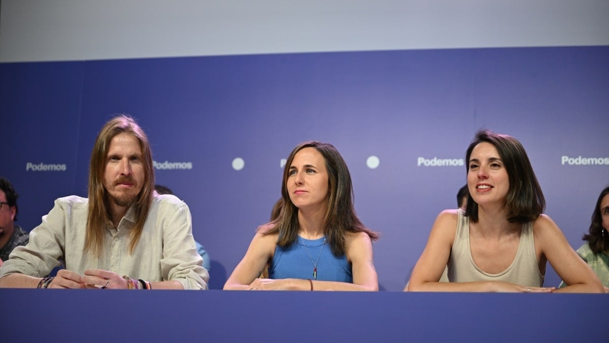 La secretaria general de Podemos, Ione Belarra (c), la eurodiputada Irene Montero (d) y el secretario de Organización, Pablo Fernández