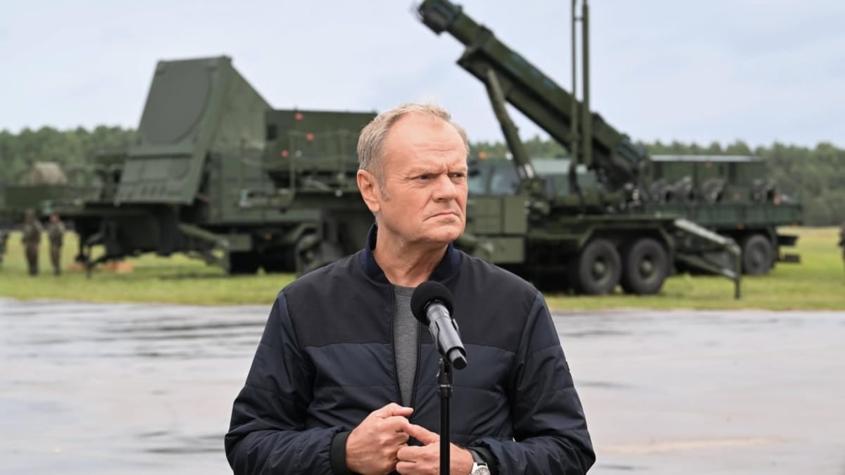 Donald Tusk visita las maniobras Iron Defender