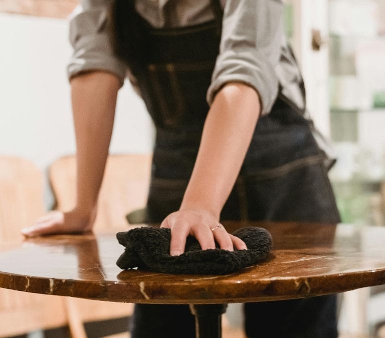 El truco viral para que el polvo no se acumule en tus muebles