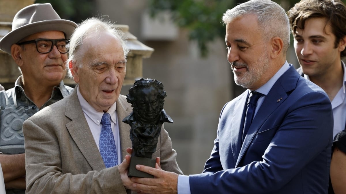 El presidente de la Academia de Cine, Fernando Méndez-Leite, y el alcalde de Barcelona, Jaume Collboni, escoltados por los actores José Corbacho y Pol Monen, durante la presentación este viernes en Barcelona de la 40ª edición de la gala de los premios Goya.