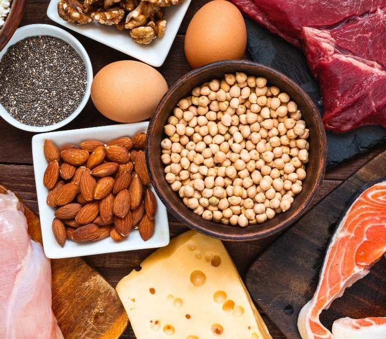 Así reacciona el cuerpo si comes mucha proteína y no haces deporte