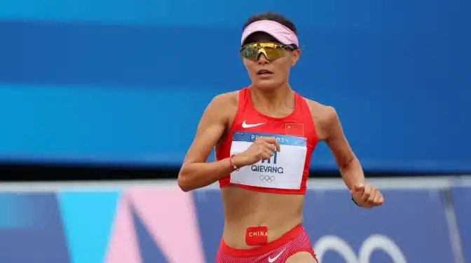 ¿Por qué algunas marchadoras chinas compiten con el ombligo tapado?