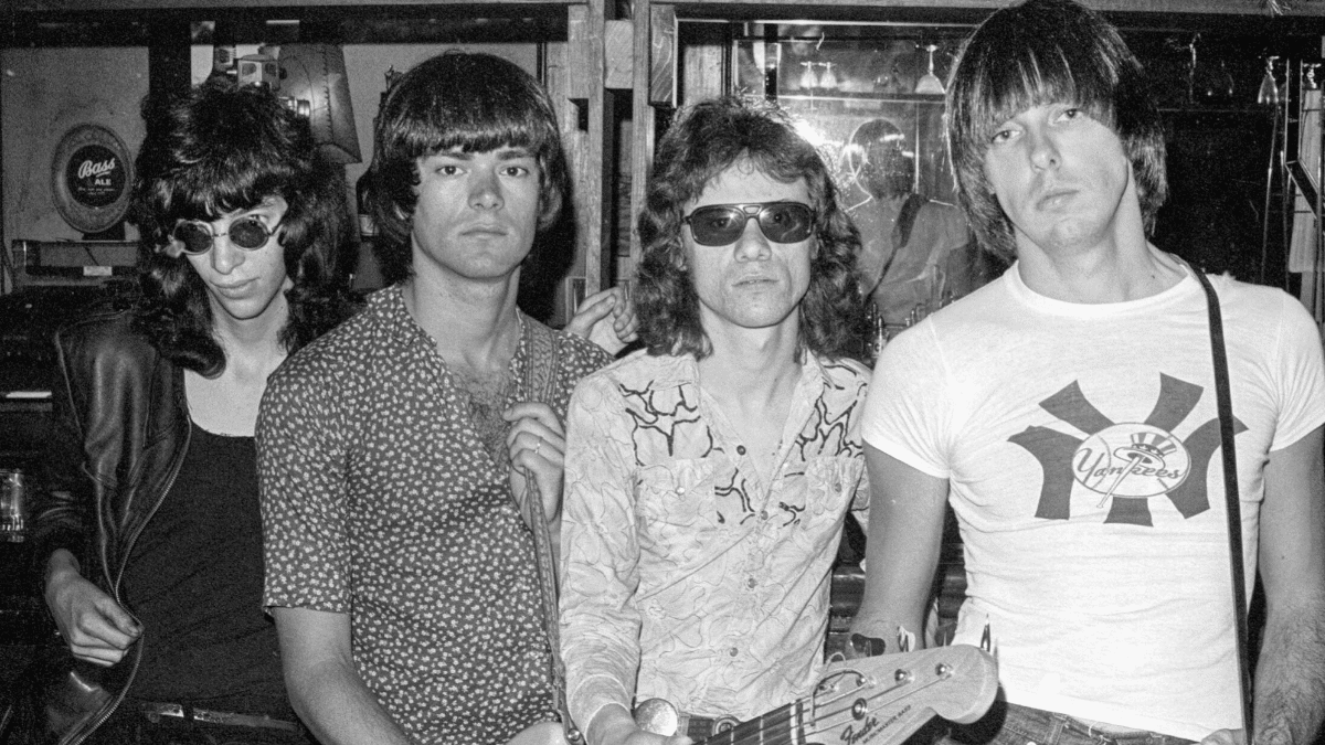 Los Ramones en el CBGB en 1975.