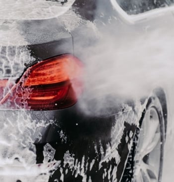 Ni agua ni jabón: así debes limpiar tu coche si le cae [...]
