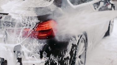 Ni agua ni jabón: así debes limpiar tu coche si le cae resina de los árboles