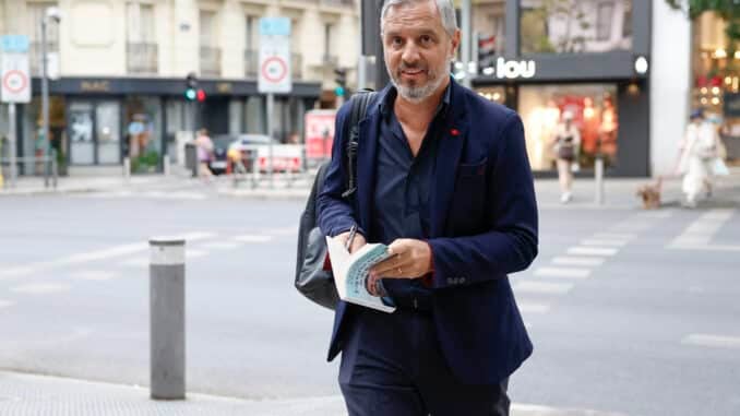 El vicesecretario de Hacienda del PP, Juan Bravo, en la entrada a Génova con el libro de Espinosa de los Monteros en la mano
