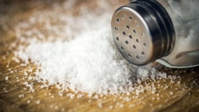 Esta es la cantidad recomendada de sal que deberías echar a la comida