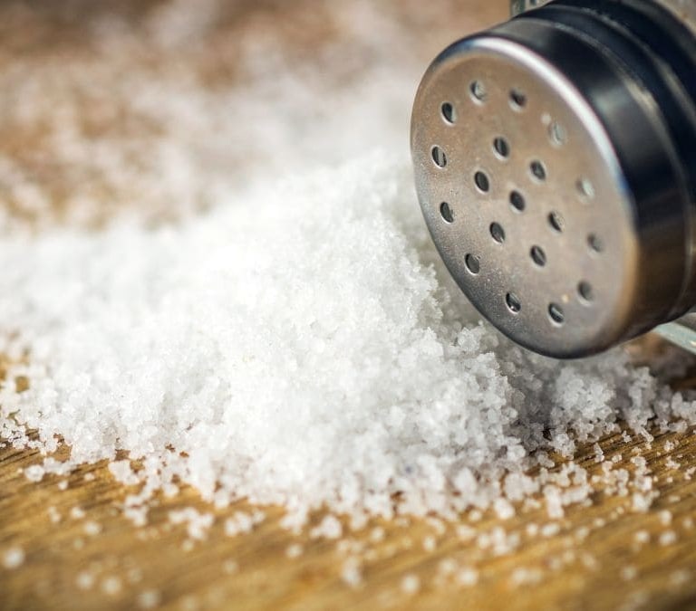 Esta es la cantidad recomendada de sal que deberías echar a la comida