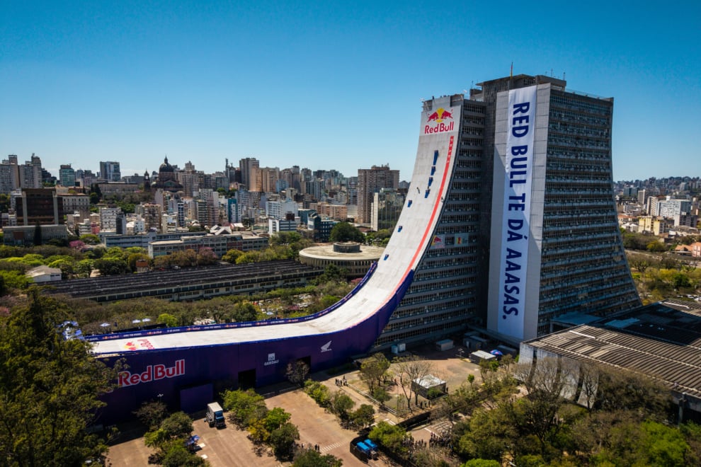 El brutalista Centro Administrativo Fernando Ferrari de Porto Alegre llevaba décadas tentando a los skates de todo el mundo.