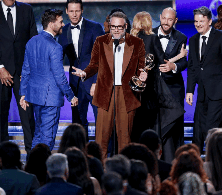 Labubus, kufiyas y pasión por el rojo: las mejores imágenes de los Emmy 2025