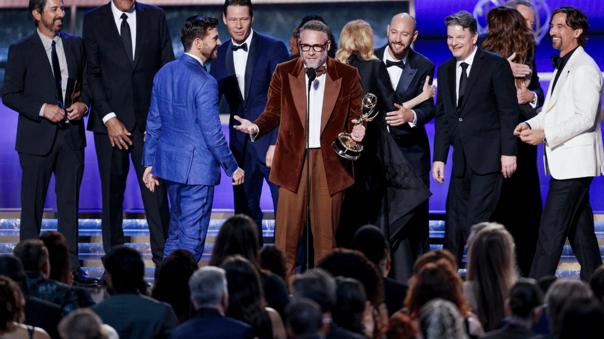 Seth Rogen y el equipo de 'The Studio' recogen el Emmy a Mejor Comedia.