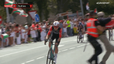 Un ciclista de la Vuelta a España que se cayó por culpa de los manifestantes pro Palestina pide respeto: "Sólo somos ciclistas"