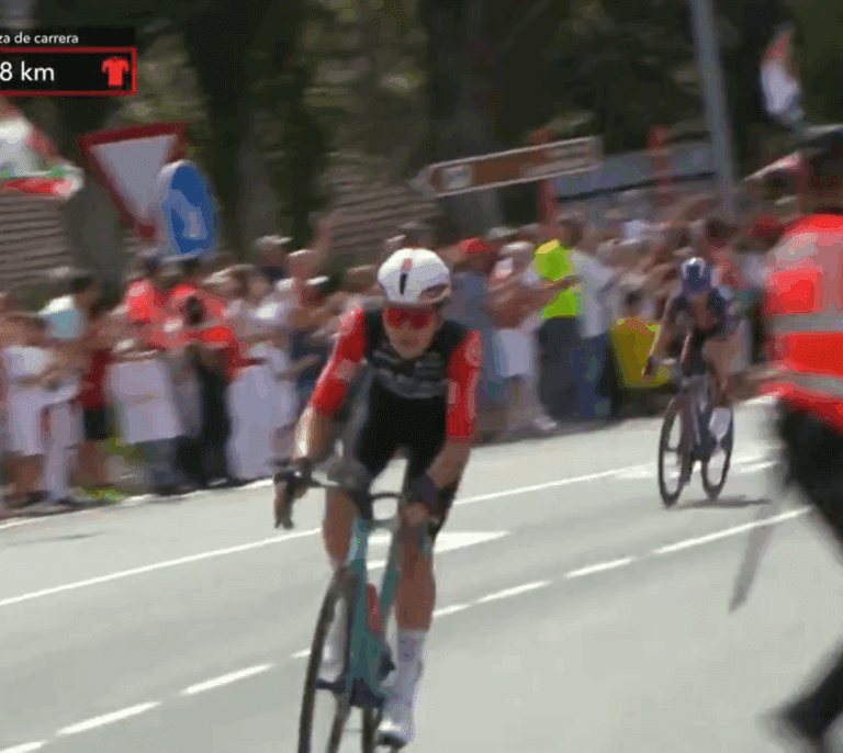 Un ciclista de la Vuelta a España que se cayó por culpa de los manifestantes pro Palestina pide respeto: "Sólo somos ciclistas"