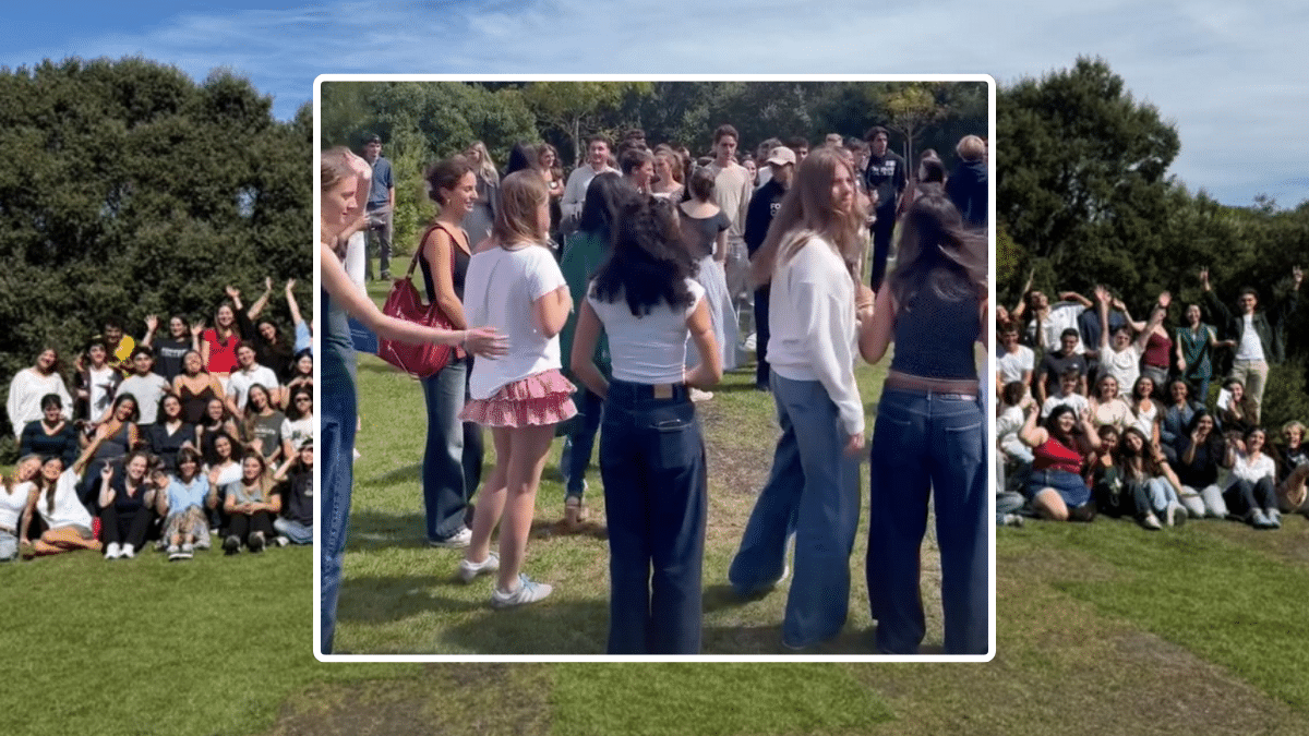 Imágenes del día de bienvenida compartidas en las redes sociales de Forward College. La infanta Sofía aparece a la derecha de la imagen destacada, con vaqueros y sudadera blanca.