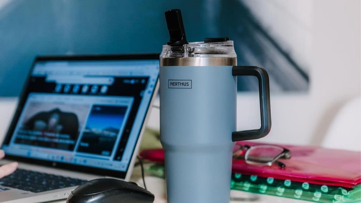 La taza térmica que mantiene tus bebidas frías hasta 12 horas y las calientes hasta 6 ahora solo cuesta 16€