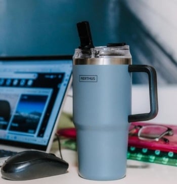 La taza térmica que mantiene tus bebidas frías hasta 12 horas y [...]