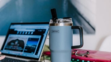 La taza térmica que mantiene tus bebidas frías hasta 12 horas y las calientes hasta 6 ahora solo cuesta 16€