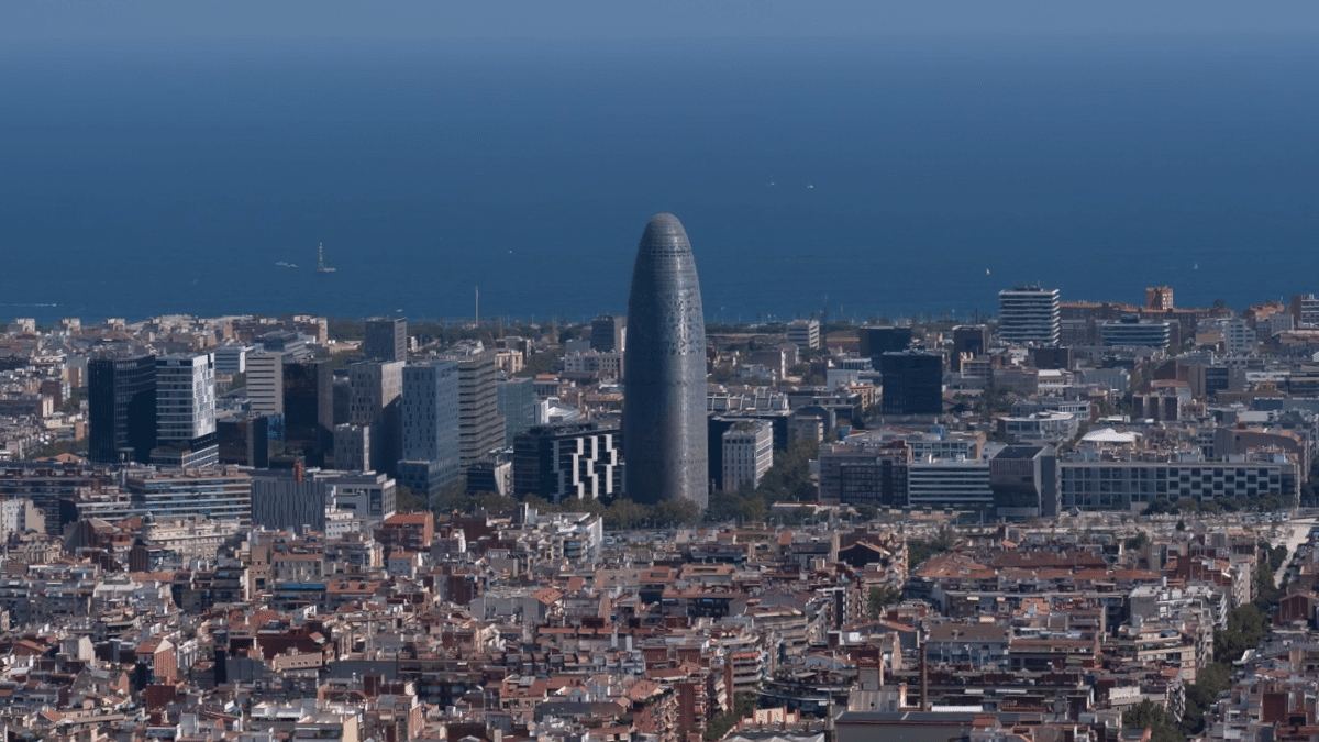 Panorama de Barcelona con la Torre Glòries en el centro.