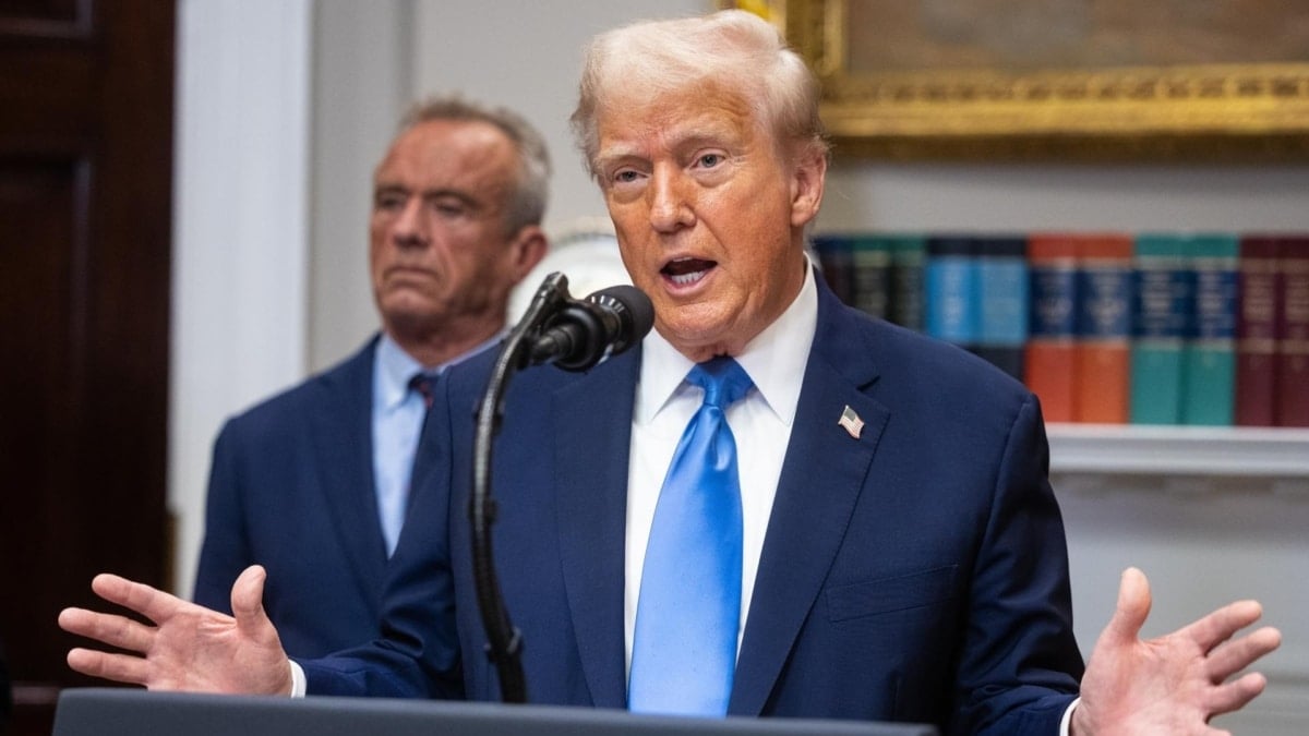 Donald Trump, escoltado por su secretario de Salud, Robert F. Kennedy Jr, este lunes en la Casa Blanca durante su controvertida declaración sobre el autismo.