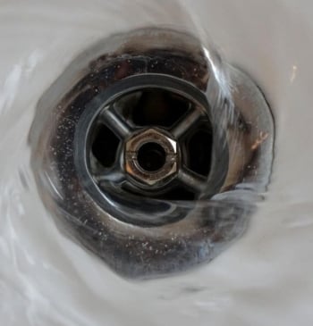Cómo eliminar el sarro y la cal de las tuberías del baño