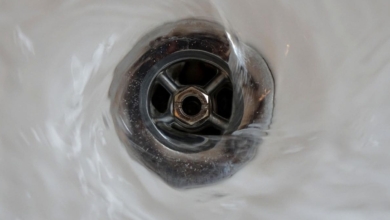 Cómo eliminar el sarro y la cal de las tuberías del baño