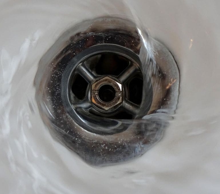 Cómo eliminar el sarro y la cal de las tuberías del baño