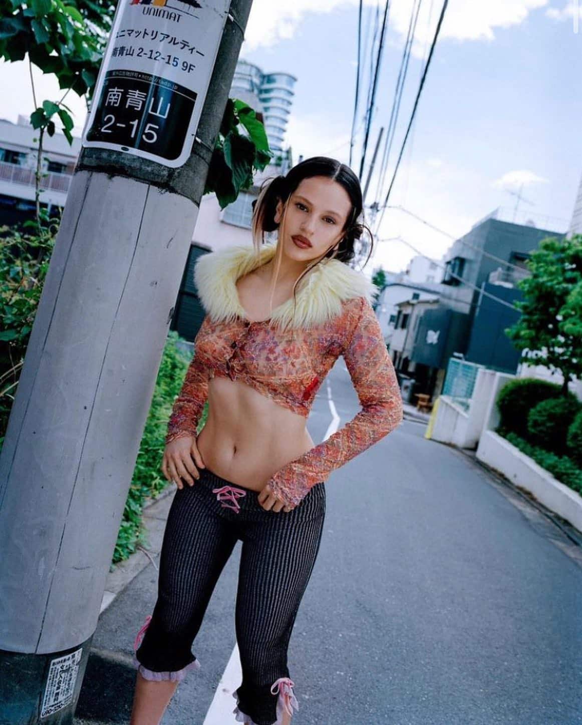 Rosalía en Tokio, en una foto promocional de su single 'Tuya'.