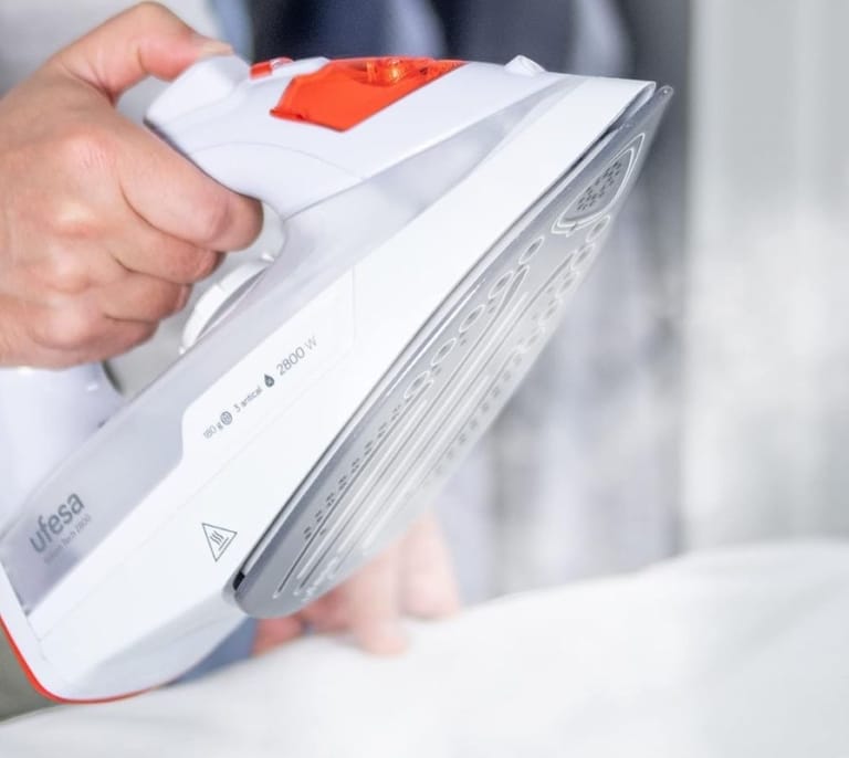Prendas impecables solo con la plancha de vapor de Ufesa que Amazon ha rebajado a menos de por 21€