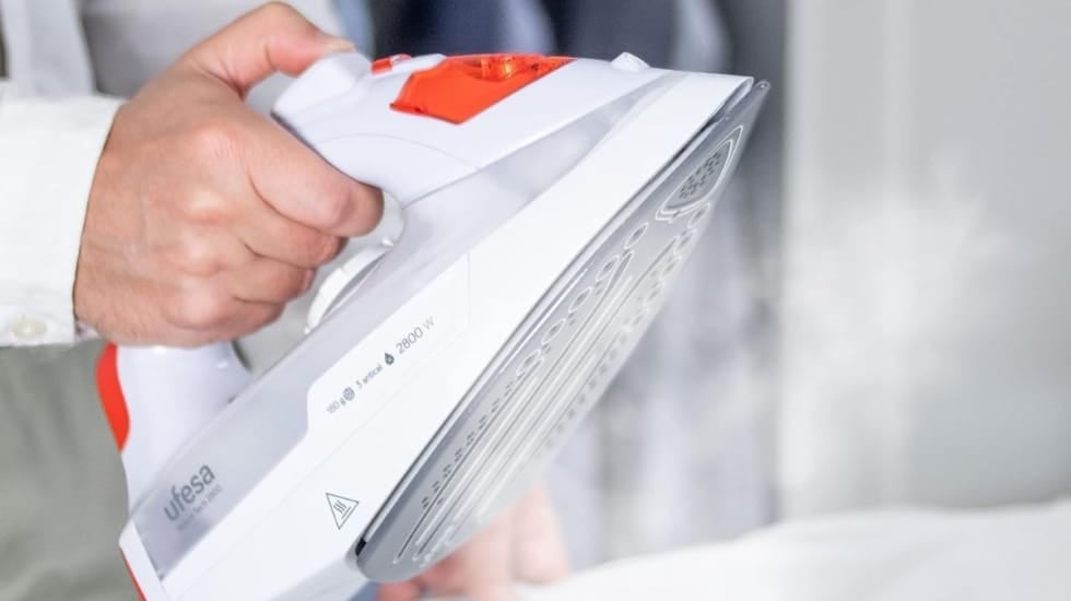 Prendas impecables solo con la plancha de vapor de Ufesa que Amazon ha rebajado a menos de por 21€