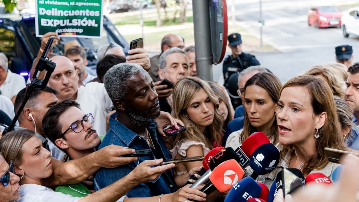 La portavoz de VOX de Agenda España, Isabel Pérez Moñino, ofrece declaraciones a los medios frente al centro de Primera Acogida de Hortaleza