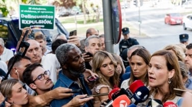 Vox concentra a medio centenar personas frente al centro de menores de Hortaleza a grito de "¡Menas a Marruecos!"