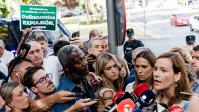 Vox concentra a medio centenar personas frente al centro de menores de Hortaleza a grito de "¡Menas a Marruecos!"