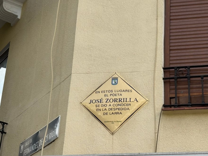 Placa cercana a las actuales obras de la calle Arapiles que describe que fue ahí donde Zorrilla se dio a conocer recitando la elegía que había escrito por el fallecimiento de Larra